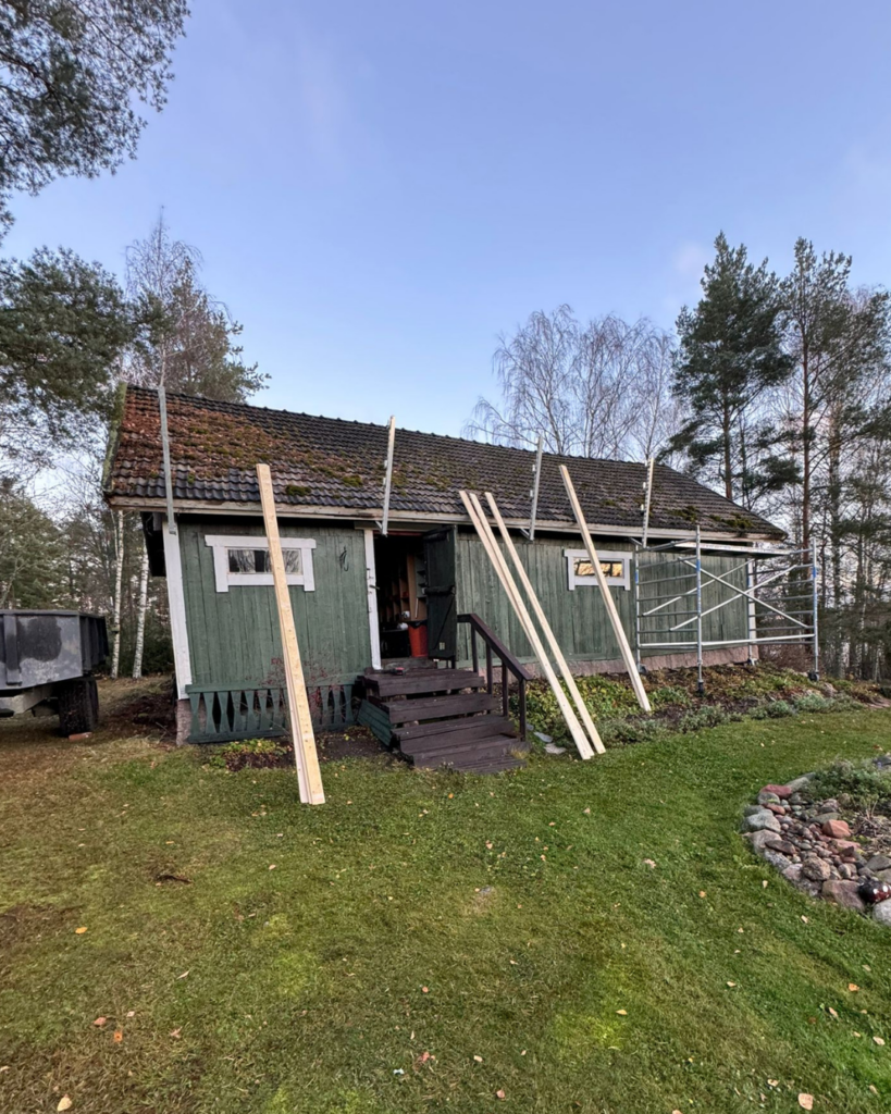 Kattokorjaus Varsinais-Suomessa meneillään. Meiltä käy niin peltikaton kuin tiilikaton korjaus.  Vuotavan katon korjaus ja niin edelleen.