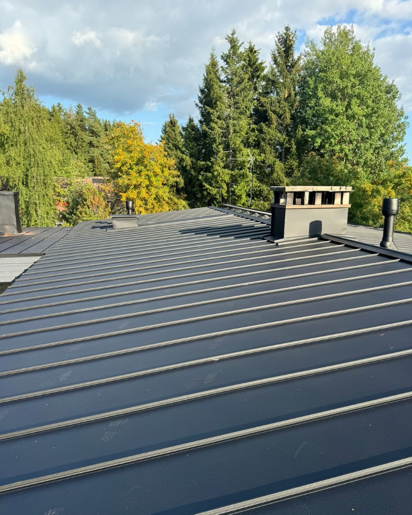 Kattohuolto Loimaa - uusi peltikatto omakotitalossa syksyllä