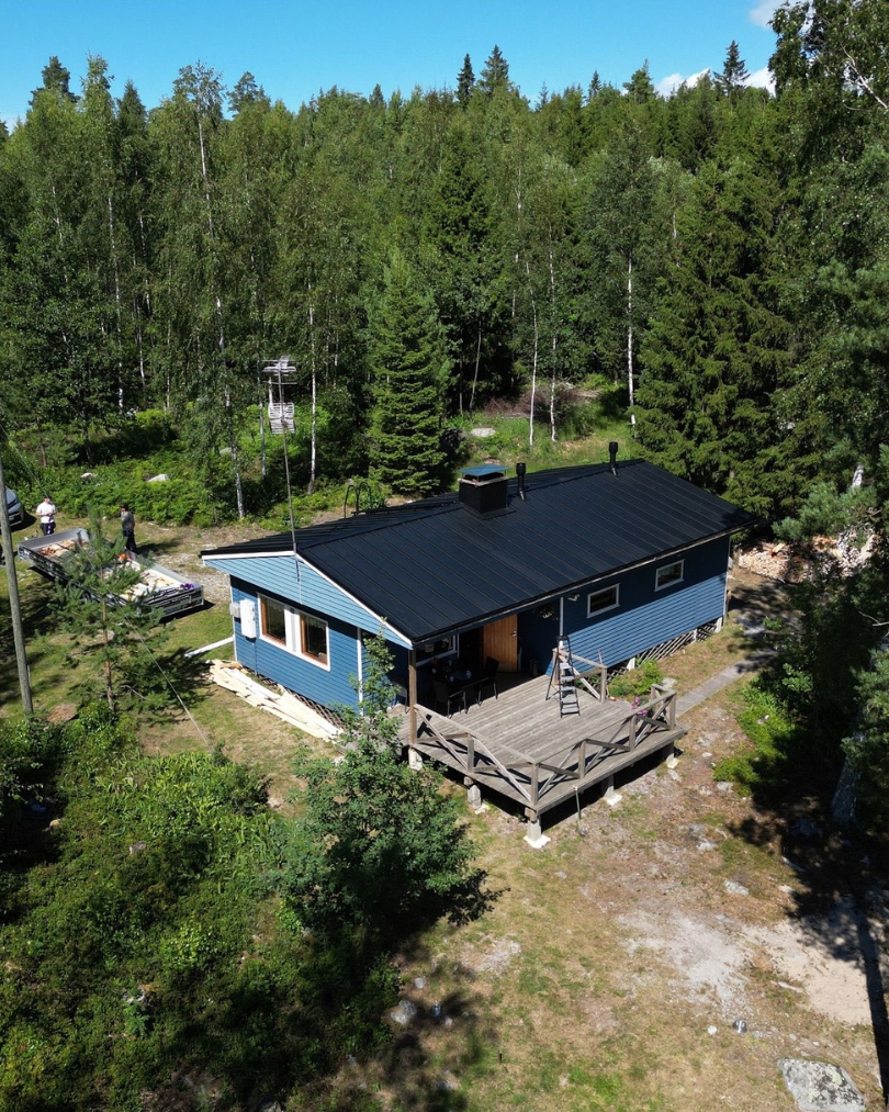 Katon korjaus Loimaa - valmis mökki uudella katolla ilmakuvassa