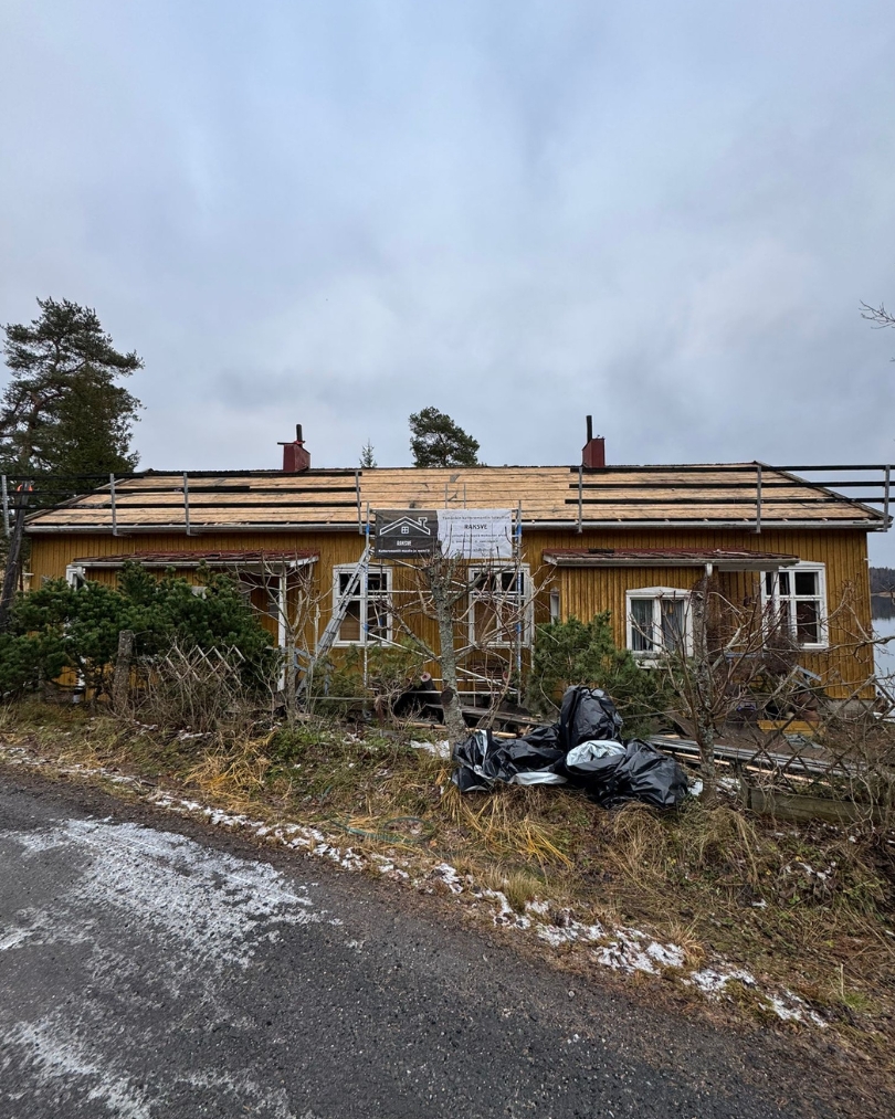 Katon korjaus Loimaa - valmis tiilikatto kuvattuna telineiltä
