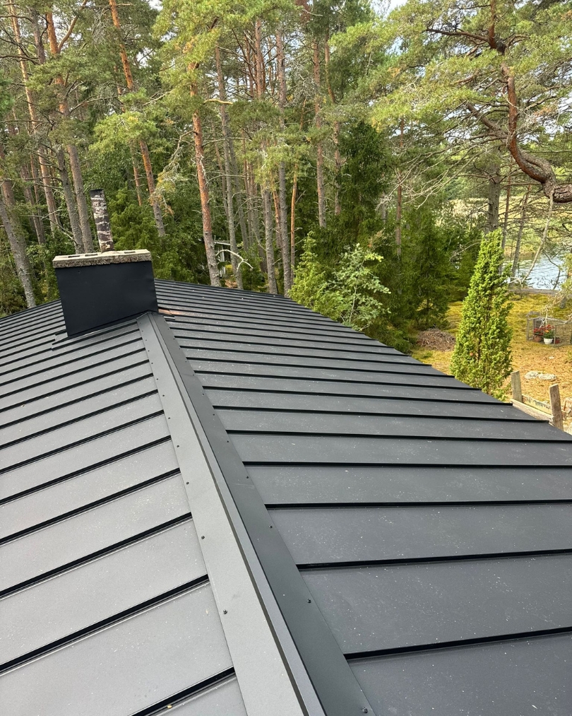 Peltikattoremontti Oripää - tumma konesaumattu peltikatto