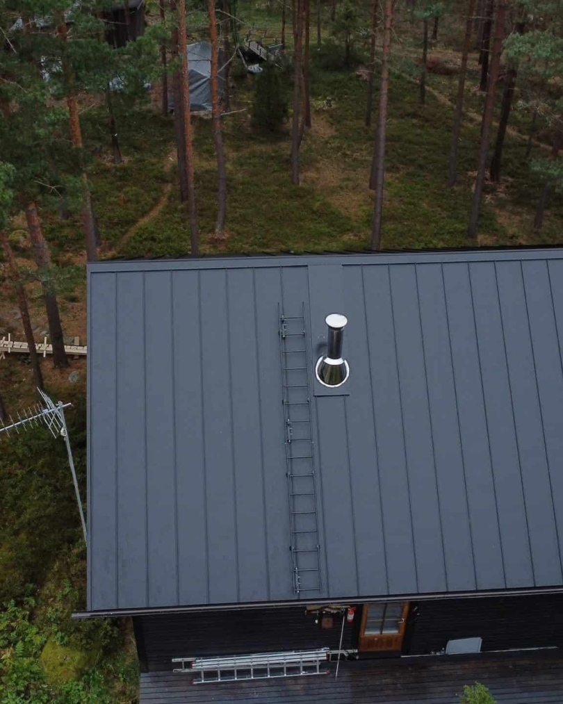 Kattoremontti Oripää - valmis peltikatto dronekuvassa