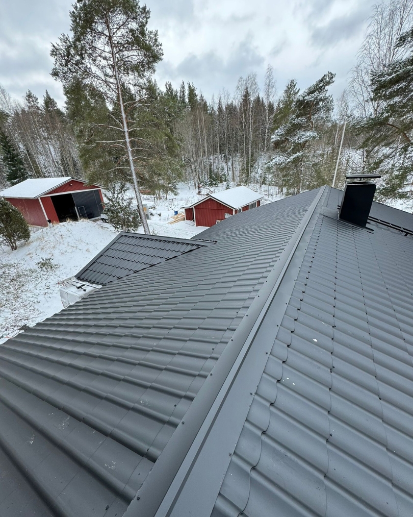 Kattoasentaja Paimio - ammattilainen työskentelee katolla